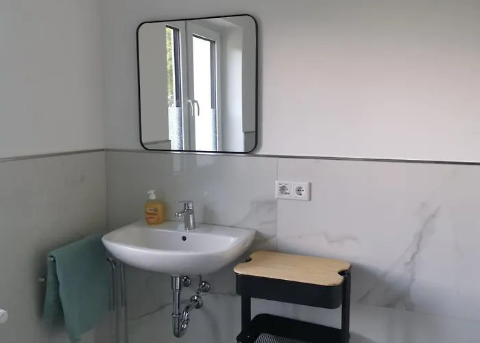 Modernes Stilvoll Eingerichtetes דירה Rösrath